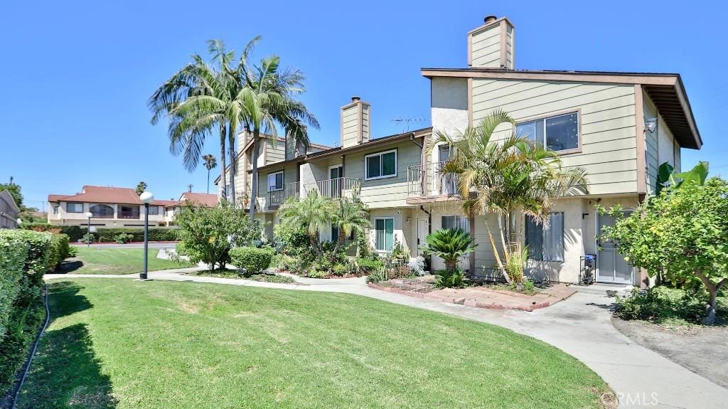Beautiful town home with 3 bedrooms, 2 1/2 baths, new paint , remodeled bathroom , 2 car garage with open patio closed to it. High ceiling . large master bedroom. Closed to Bolsa, Market, school and Restaurant. Must see. !