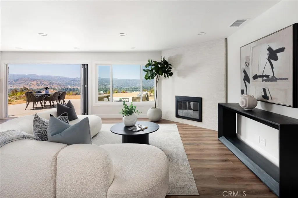 Yorba Linda, California 92887, United States, 4 Bedrooms Bedrooms, ,3 BathroomsBathrooms,Residential,Pending,205670