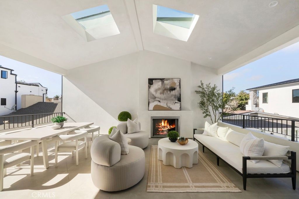 Photo of 512 1/2 Marigold Avenue, Corona Del Mar, CA 92625 (MLS # NP25246008)