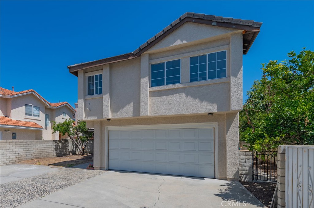 Located in the prestigious City of Arcadia and within the highly acclaimed Arcadia School District, this beautiful detached townhome offers comfort, space, and style.
This home features a generous 2,128 square feet of living space with 3 spacious bedrooms and 2.5 bathrooms. The open-concept floor plan is enhanced by soaring high ceilings, recessed lighting, and abundant natural light. Recent updates include new carpet and fresh interior paint.
The expansive living and dining areas feature a cozy fireplace—ideal for both relaxing and entertaining. The large kitchen offers ample counter space, extensive cabinetry, a newer refrigerator, and a charming breakfast nook.
Upstairs, the impressive primary suite includes vaulted ceilings, a walk-in closet, and an en-suite bath with dual vanities, a separate shower, and a spa-style soaking tub. Additional highlights include a dedicated laundry room, an attached two-car garage, and a spacious wrap-around yard—perfect for outdoor enjoyment.
This is a rare opportunity to own a distinctive and well-maintained home in one of Arcadia’s most desirable neighborhoods.