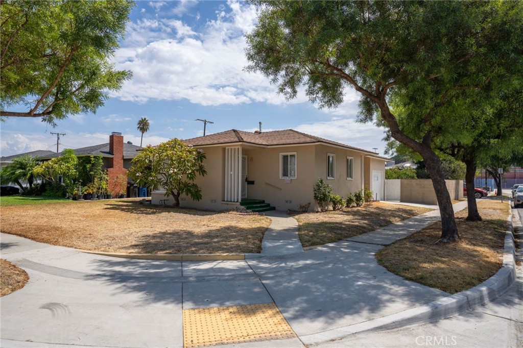 Charming 3 bedroom 1 bath homesituated on a desirable corner lot, ready for its new owner to bring their vision to life. This fixer-upper offers endless potential with spacious layout and a great location. Perfect for buyers looking to customize every detail and create their dream home. Don't miss this fantastic opportunity to invest in a property with so much promise, Walking distance to El Rancho High School. Property has large backyard with numerous fruit trees.