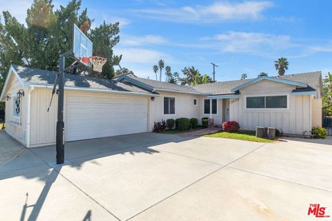 Photo of 19840 Haynes Street, Woodland Hills, CA 91367 (MLS # 25622287)