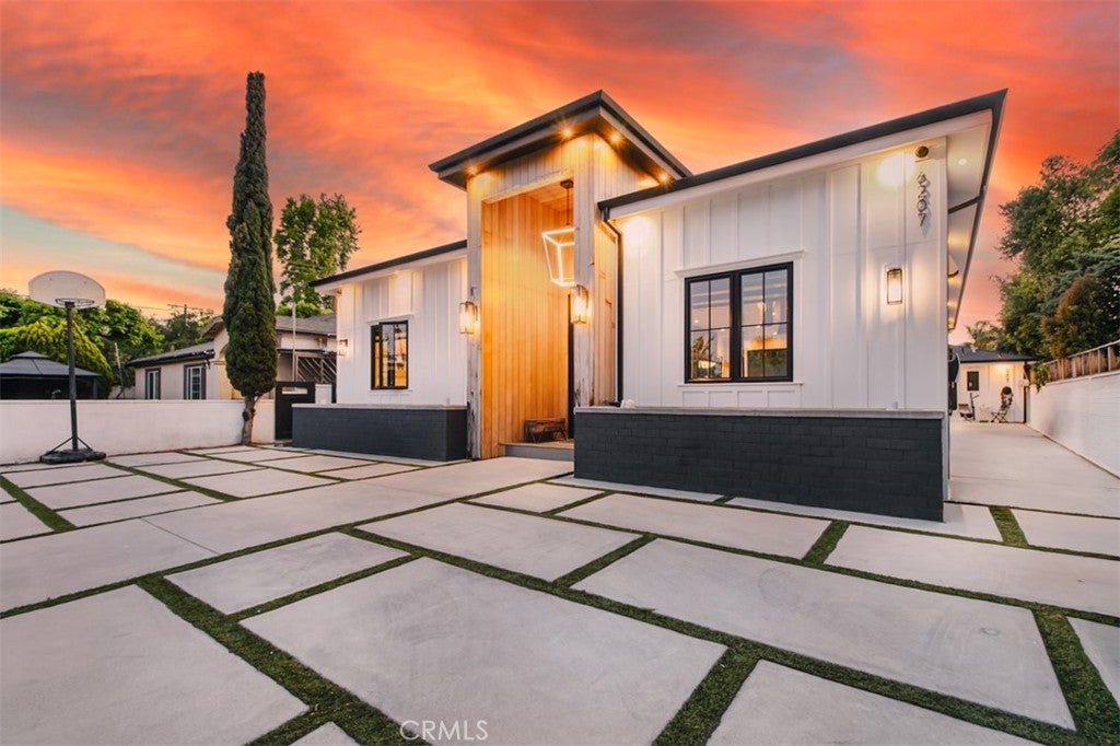 Photo of 6207 Babcock AVE, North Hollywood, CA 91606 (MLS # SR26131721)