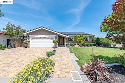 Photo of 684 Emerald St ST, Livermore, CA 94550 (MLS # 41134551)