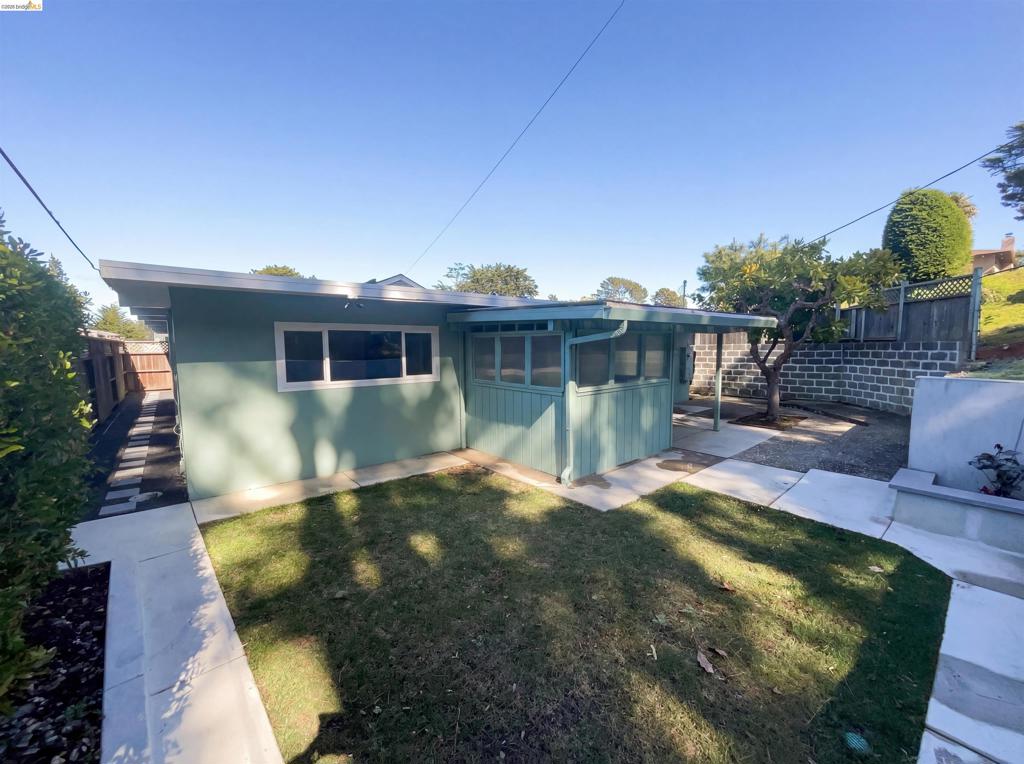 2361 Oakmont Dr