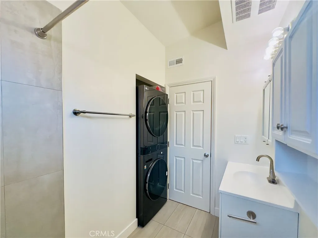 Panorama City, California 91402, United States, 2 Bedrooms Bedrooms, ,1 BathroomBathrooms,Residential,Active,162621