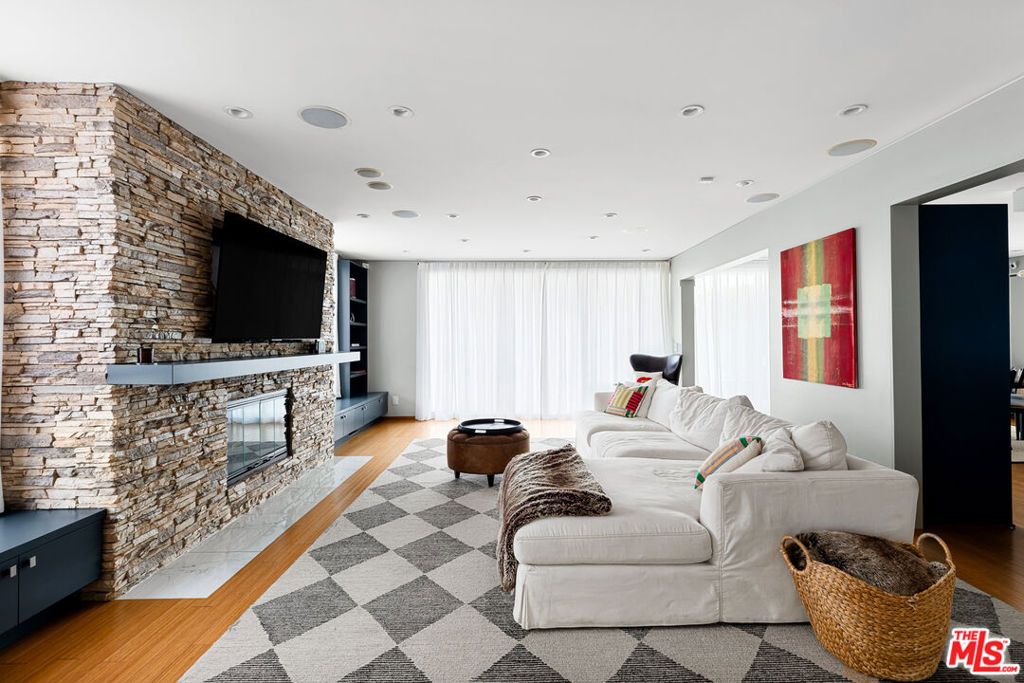 Photo of 414 N Vista Street, Los Angeles, CA 90036 (MLS # 26654071)