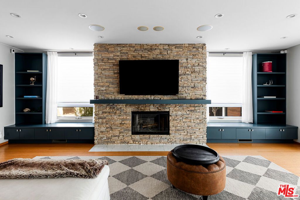 Photo of 414 N Vista Street, Los Angeles, CA 90036 (MLS # 26654071)