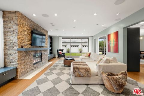 Photo of 414 N Vista Street, Los Angeles, CA 90036 (MLS # 26654071)