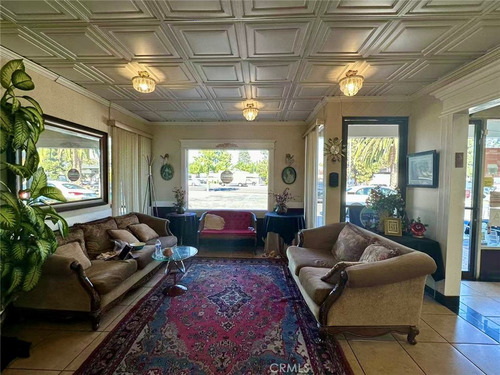 733 N Mountain
