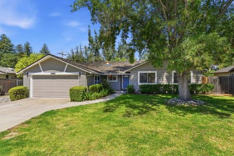 Photo of 18961 Fernbrook Court, Saratoga, CA 95070 (MLS # ML82046445)
