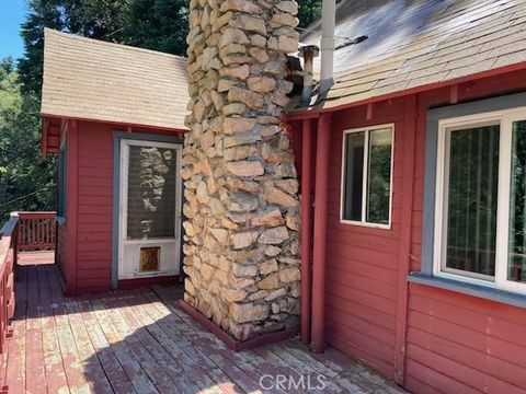 Photo of 544 Community Drive, Lake Arrowhead, CA 92352 (MLS # IG25159989)