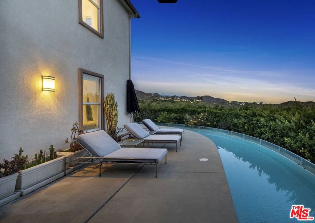 Photo of 2752 Stone View Court, Los Angeles, CA 90068 (MLS # 25603879)