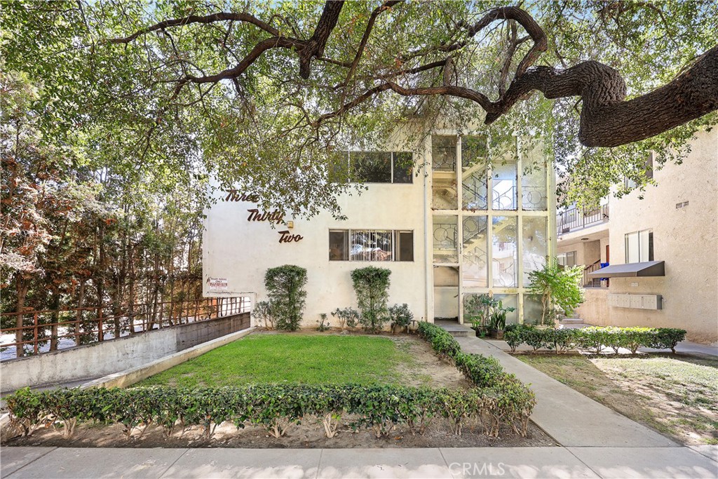 We are pleased to list this  16 unit apartment building built in 1963
This property consists of great mix of (14) 1+1 and (2) 2+1.5 units with separate gas and electric meters. This property is located only 4 blocks from The Americana along with close proximity to Freeways, Parks, Shopping and Restaurants. The property next door at 336 Riverdale is also for sale and can be sold together.