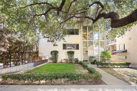 Photo of 332 Riverdale Drive, Glendale, CA 91204 (MLS # AR25242924)