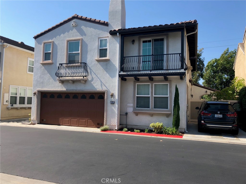 Welcome to 2889 Plaza del Amo #502—an elegant and spacious single-family home in one of Torrance’s most sought-after gated communities. This bright 4-bedroom + den, 3 full-bath residence offers privacy, comfort, and a functional layout ideal for families or professionals.
Features include a sun-filled living room with soaring ceilings, fireplace, and large windows. The open-concept design leads to a dining area and updated kitchen with granite counters, stainless steel appliances, pantry, and ample cabinetry.
A first-floor bedroom with full bath is perfect for guests or multi-generational living. Upstairs, the spacious primary suite includes a walk-in closet and luxurious bath with soaking tub, separate shower, and dual vanities. Two additional bedrooms and a versatile den complete the upper level.
Other highlights include central A/C and heating, in-unit laundry, and an attached 2-car garage. The community includes a pool, spa, and secure gated entry. Located in the Torrance Unified School District, close to shopping, dining, parks, and beaches.
