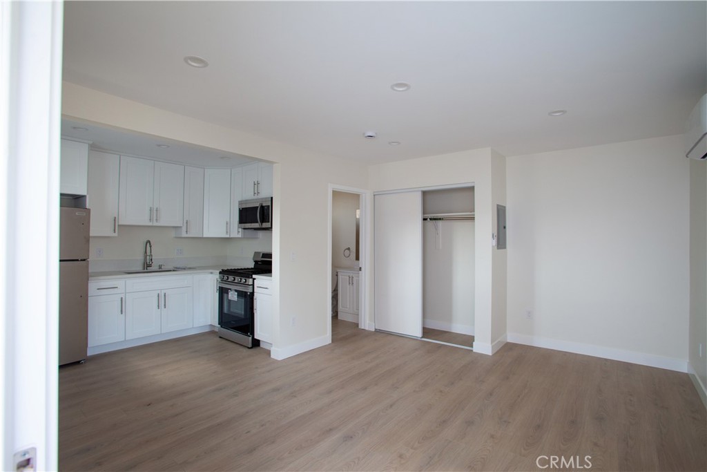 A brand new, modern 305 square foot studio nestled in a prime location in Burbank. This light and airy studio is located in a cozy, tree lined neighborhood. New laminate flooring, quartz countertops, recess lighting, and brand new stainless steel appliances including a refrigerator and stove. Conveniently located less than 1 mile from the Bob Hope Airport and the Empire Center. Close driving proximity to studios, restaurants, coffee shops and the Downtown Burbank Promenade. Street parking. Small pets ok. Section 8 vouchers accepted.