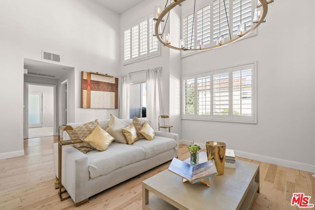 Photo of 11822 Goshen Avenue #301, Los Angeles, CA 90049 (MLS # 25610111)