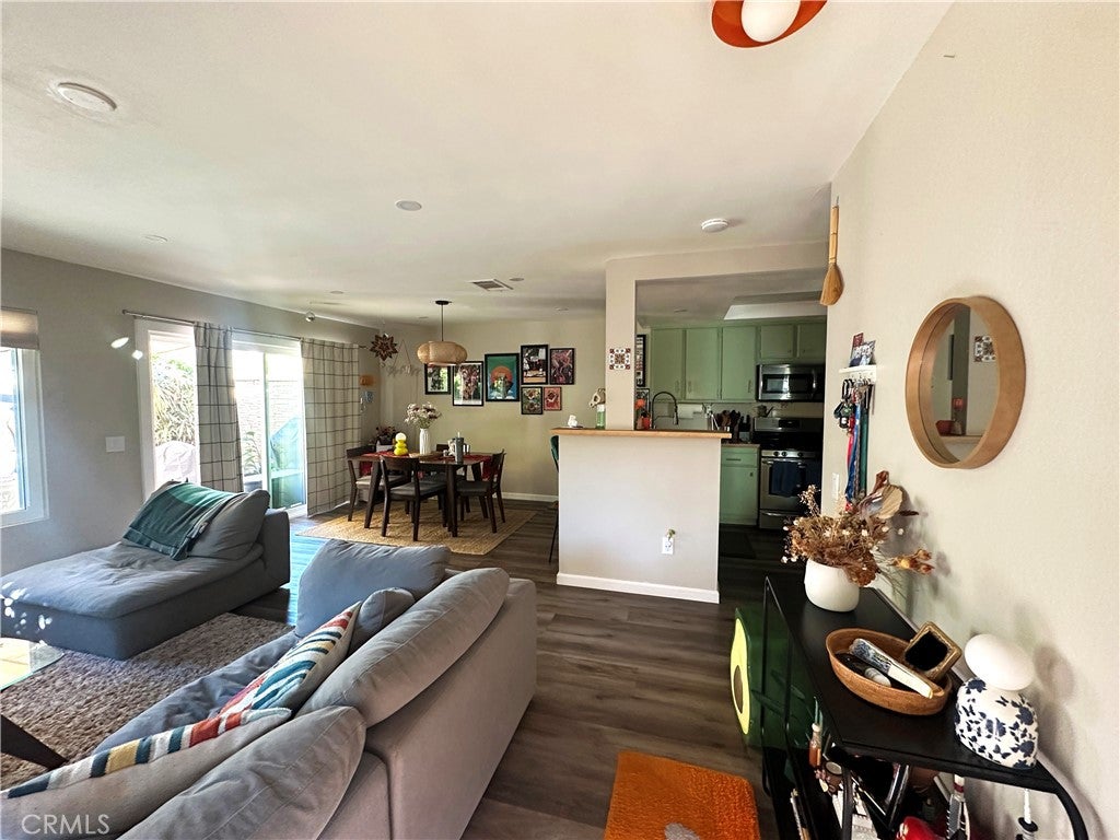 1867 E Belmont Court