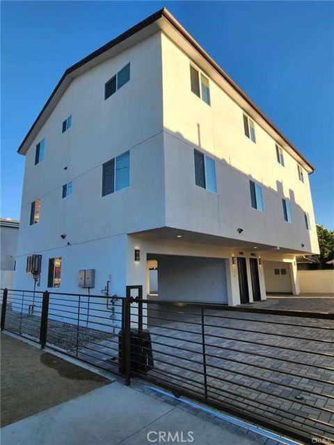 Photo of 11918 Dehougne St #1, North Hollywood, CA 91605 (MLS # OC26126302)