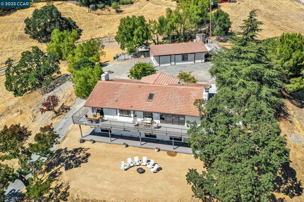COUNTRY LIVING - Residential