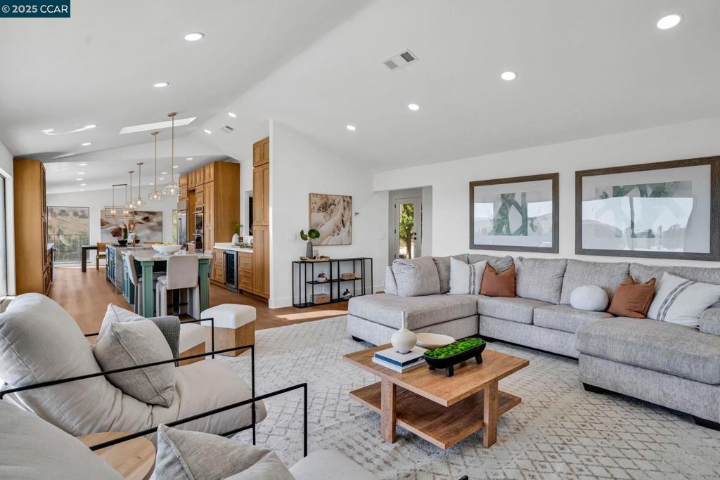 COUNTRY LIVING - Residential