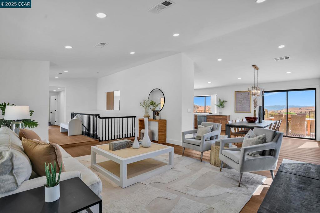 COUNTRY LIVING - Residential