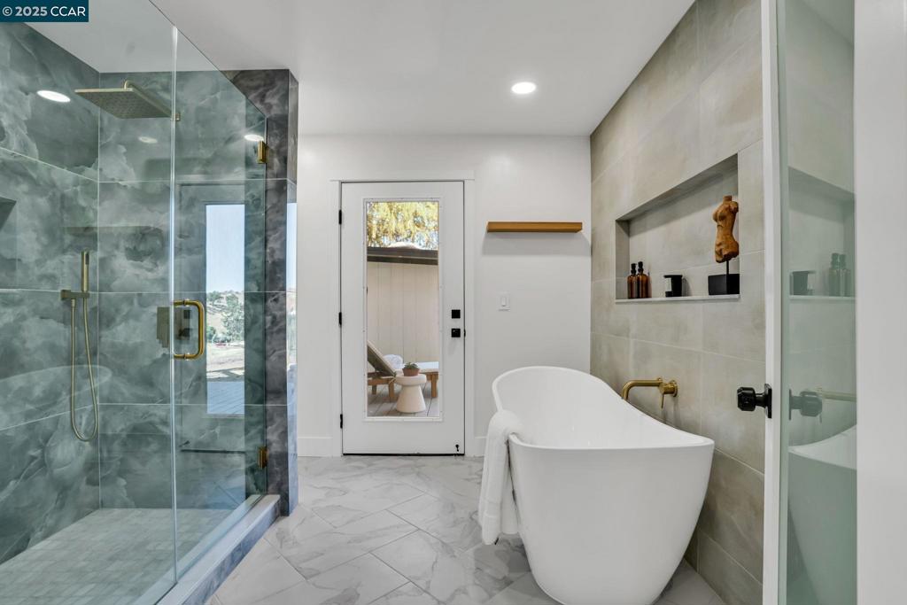 COUNTRY LIVING - Residential