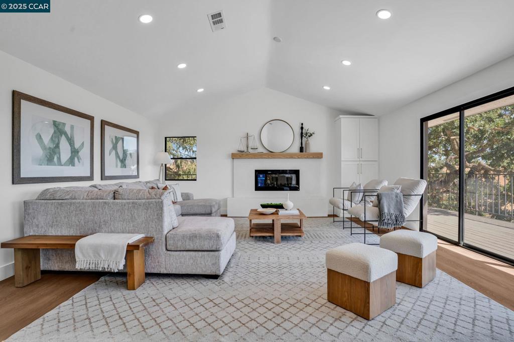 COUNTRY LIVING - Residential