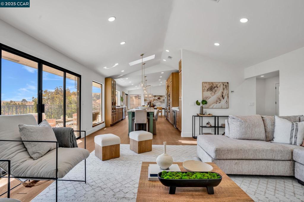 COUNTRY LIVING - Residential