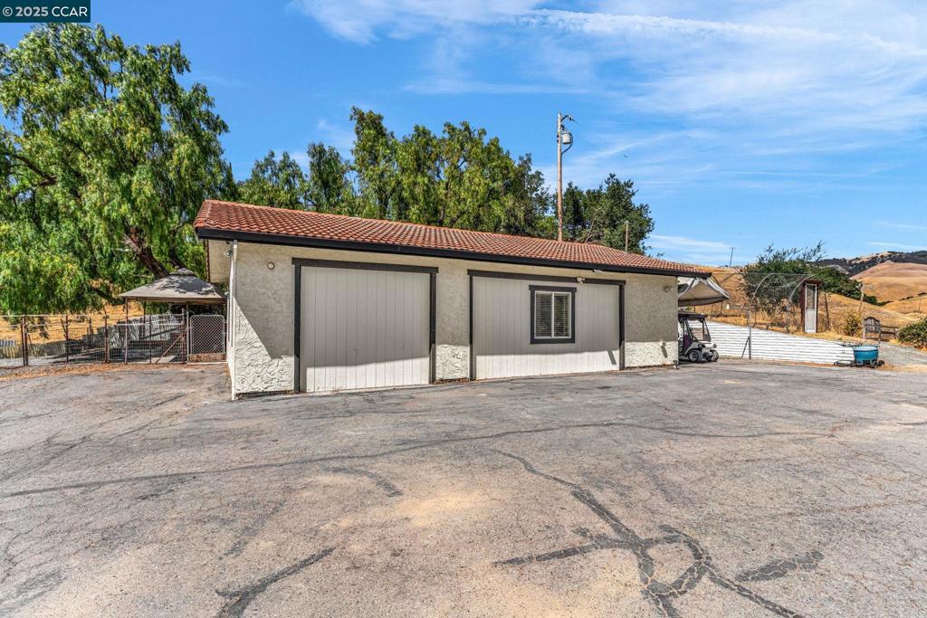 COUNTRY LIVING - Residential