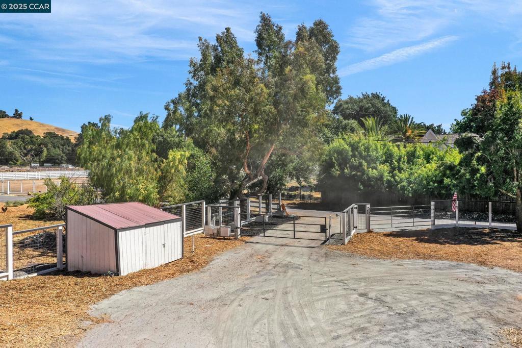 COUNTRY LIVING - Residential