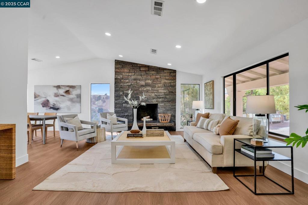 COUNTRY LIVING - Residential