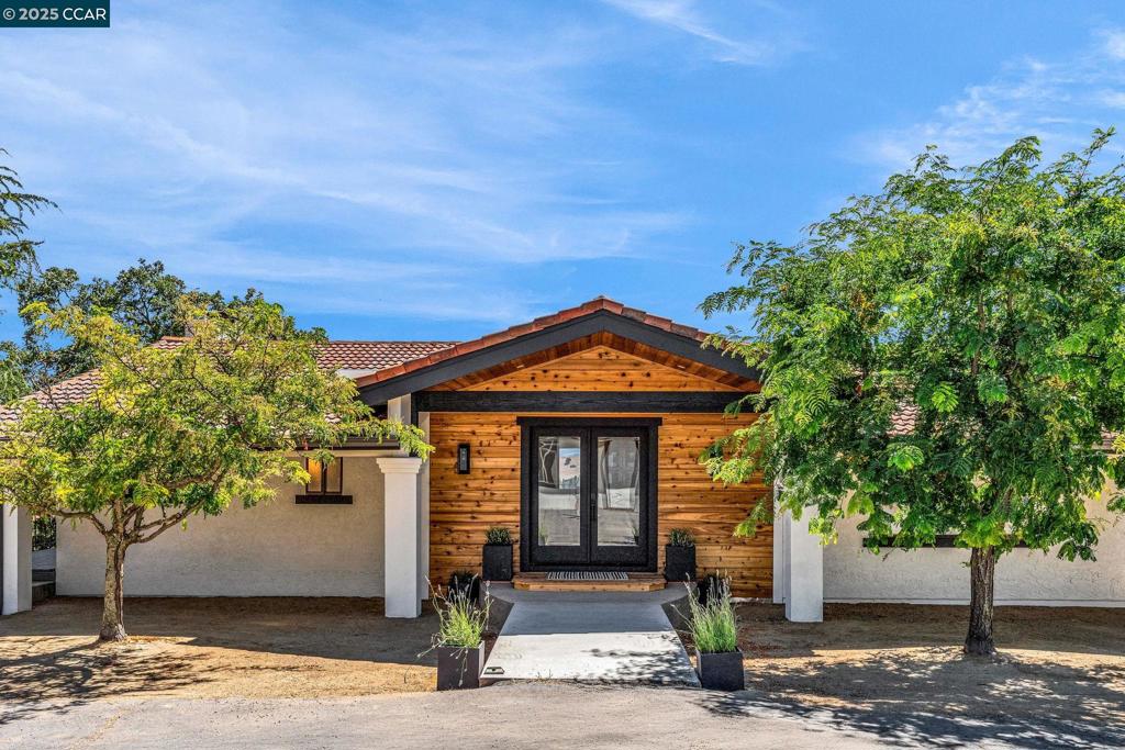 COUNTRY LIVING - Residential