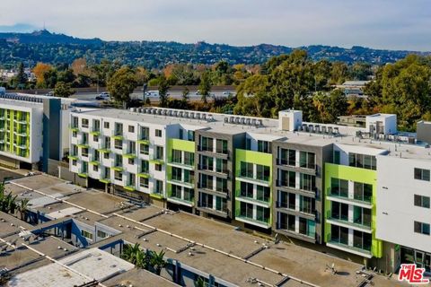 Photo of 11036 Moorpark Street #PH02, Los Angeles, CA 91602 (MLS # 25615607)