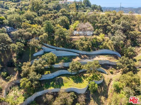 Photo of 13511 Mulholland Drive, CA 90210 (MLS # 25566329)