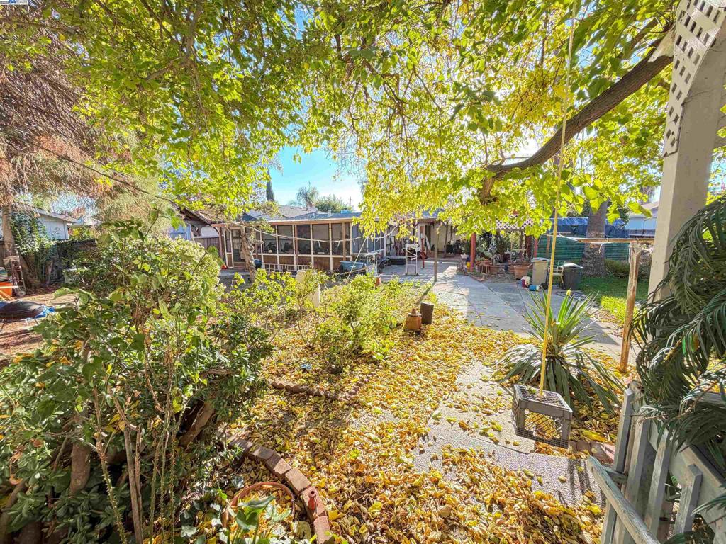 EAST FOOTHILLS - Residential