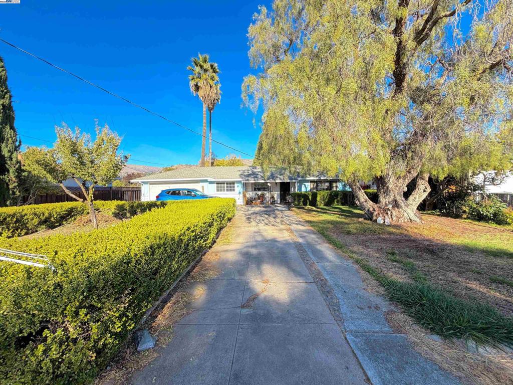 EAST FOOTHILLS - Residential