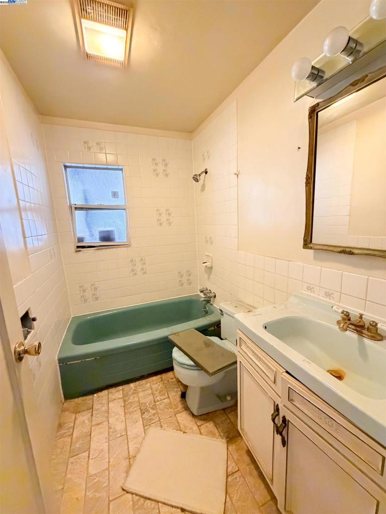 EAST FOOTHILLS - Residential