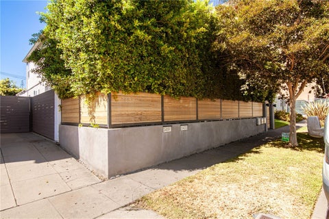 Photo of 1419 S Curson Avenue #A, Los Angeles, CA 90019 (MLS # SR26202442)