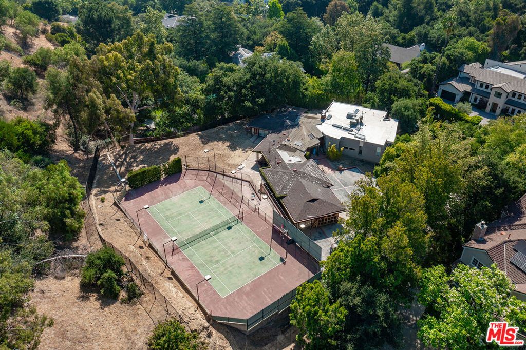 Photo of 16145 High Valley Place, Encino, CA 91436 (MLS # 25575503)