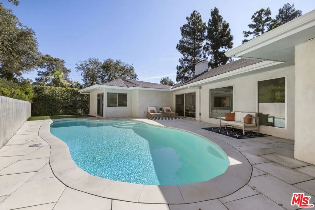 Los Angeles, California 90049, United States, 4 Bedrooms Bedrooms, ,3 BathroomsBathrooms,Residential,Active,213717