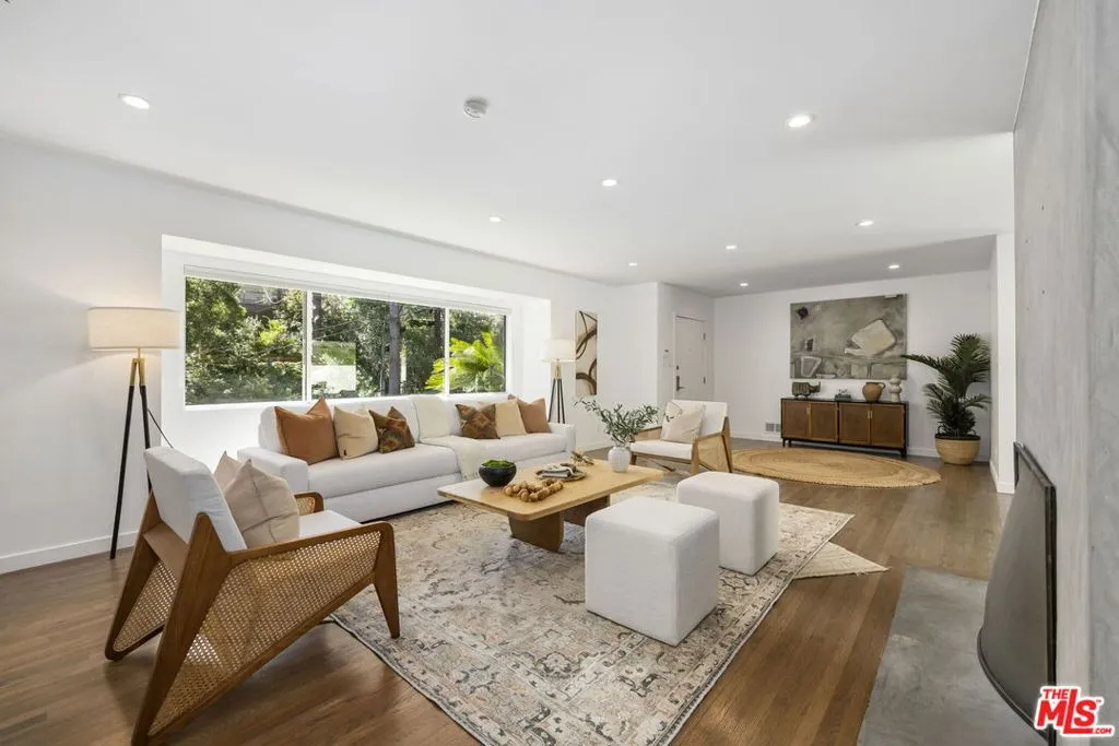 Los Angeles, California 90049, United States, 4 Bedrooms Bedrooms, ,3 BathroomsBathrooms,Residential,Active,213717