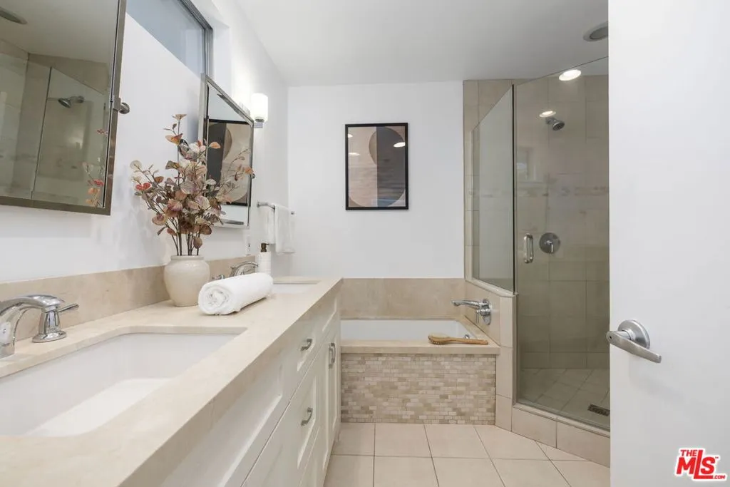 Los Angeles, California 90049, United States, 4 Bedrooms Bedrooms, ,3 BathroomsBathrooms,Residential,Active,213717