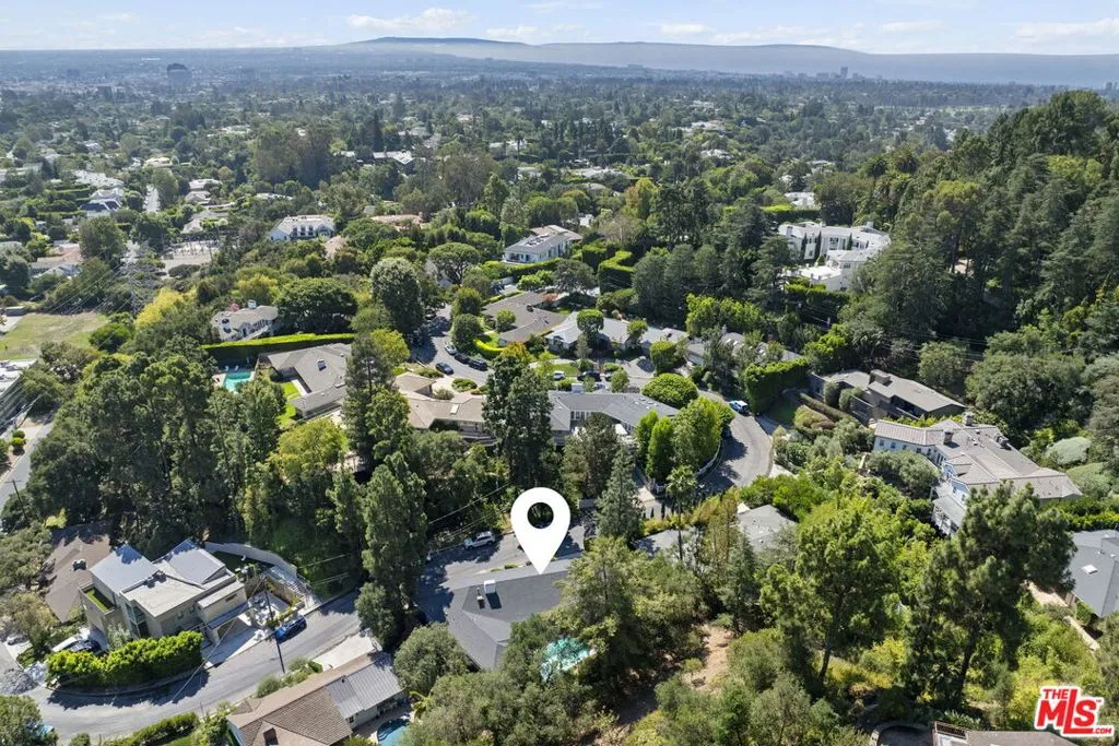 Los Angeles, California 90049, United States, 4 Bedrooms Bedrooms, ,3 BathroomsBathrooms,Residential,Active,213717