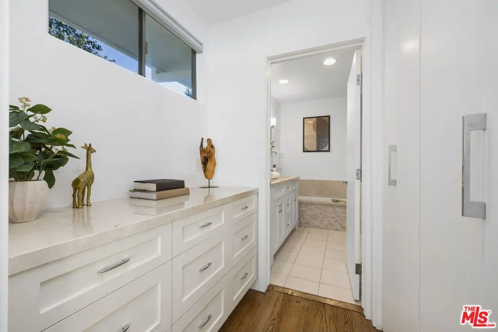 Los Angeles, California 90049, United States, 4 Bedrooms Bedrooms, ,3 BathroomsBathrooms,Residential,Active,213717