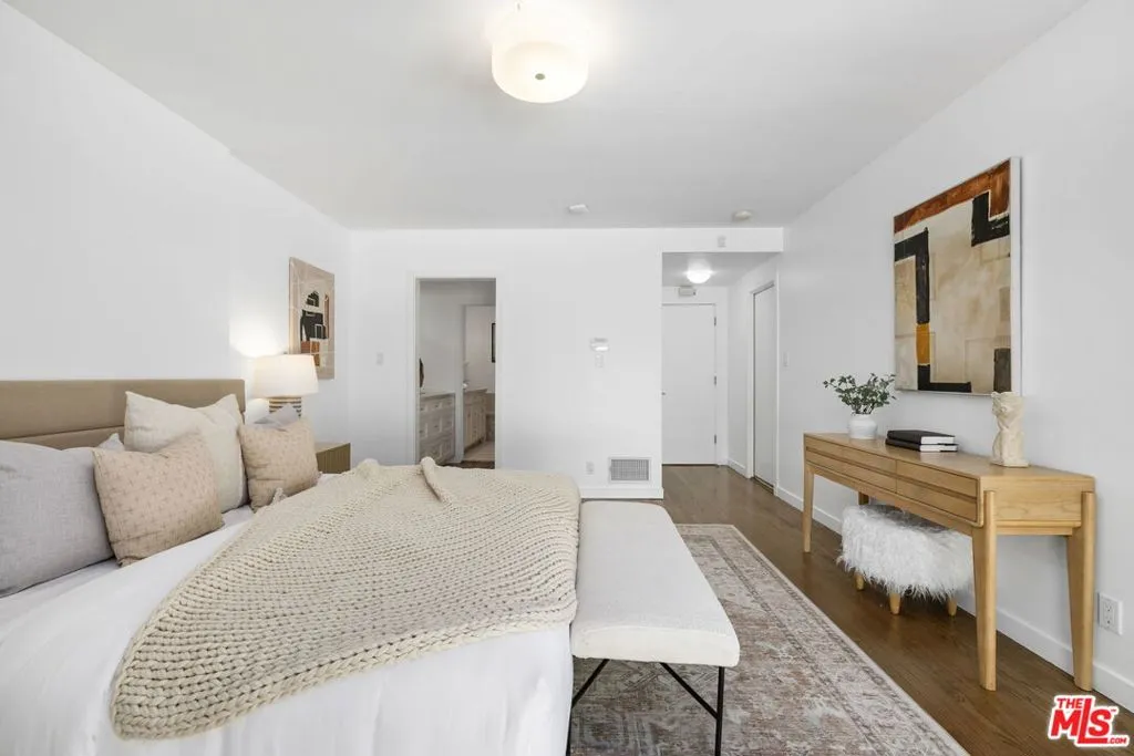 Los Angeles, California 90049, United States, 4 Bedrooms Bedrooms, ,3 BathroomsBathrooms,Residential,Active,213717