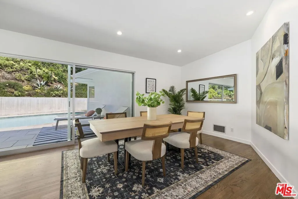 Los Angeles, California 90049, United States, 4 Bedrooms Bedrooms, ,3 BathroomsBathrooms,Residential,Active,213717