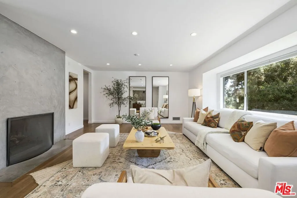 Los Angeles, California 90049, United States, 4 Bedrooms Bedrooms, ,3 BathroomsBathrooms,Residential,Active,213717