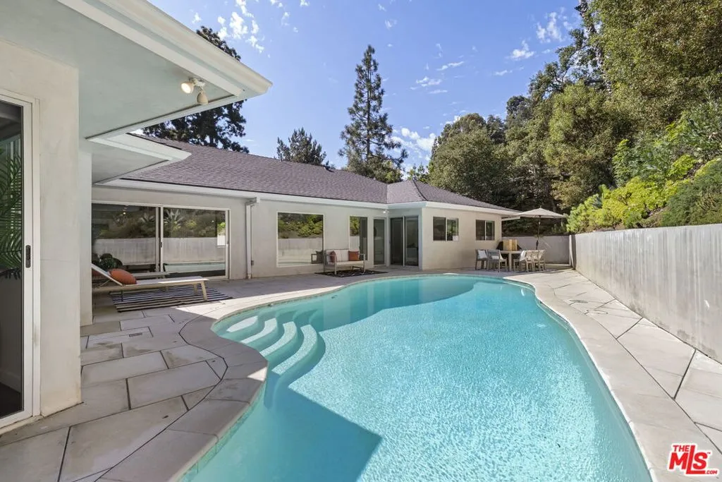 Los Angeles, California 90049, United States, 4 Bedrooms Bedrooms, ,3 BathroomsBathrooms,Residential,Active,213717